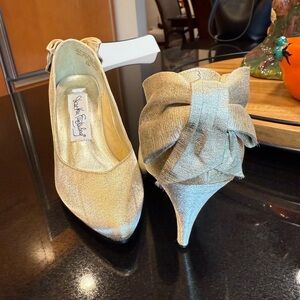 Diane V Furshberg Gold Heels Size 6M
